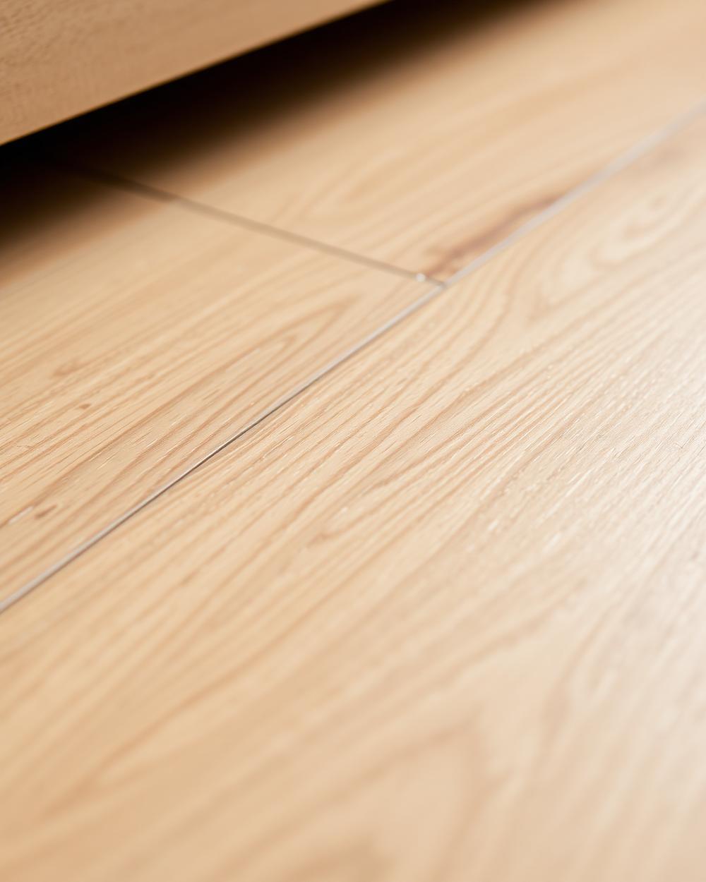 Piso laminado com textura de madeira nobre